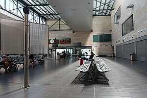 Segovia-Guiomar railway station - waiting hall.jpg