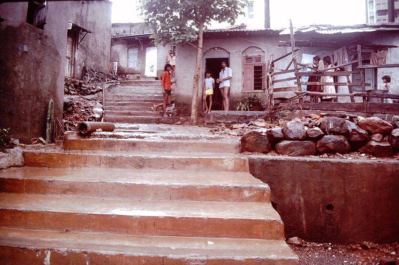 File:Slums-of-Mumbai-1979-Steps-with-family-IHS-87-04.jpeg