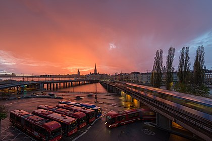 Vista da estação rodoviária de Estocolmo, Suécia e da ponte do metrô ligando os bairros de Slussen, Gamla stan e Riddarholmen. Ao fundo o distrito de Kungsholmen. (definição 5 733 × 3 827)