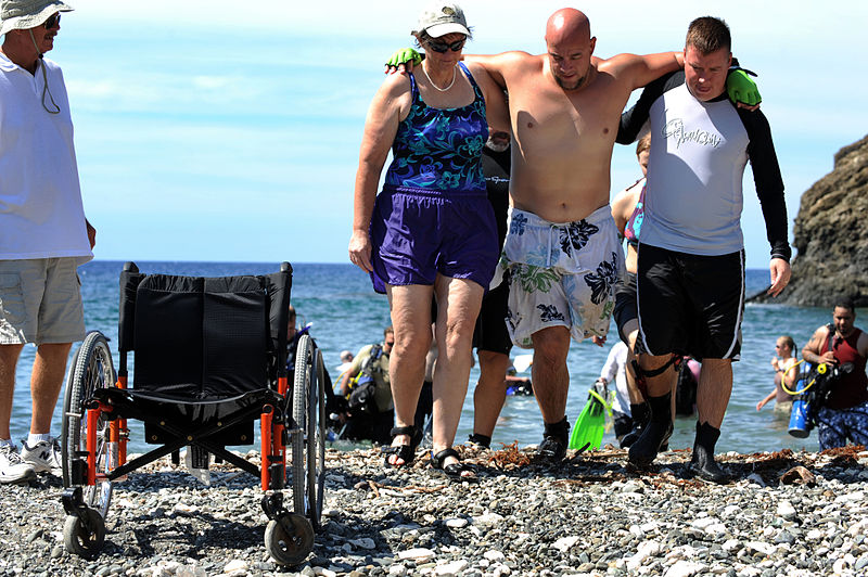 File:Soldiers Undertaking Disabled Scuba Visit GTMO DVIDS316339.jpg