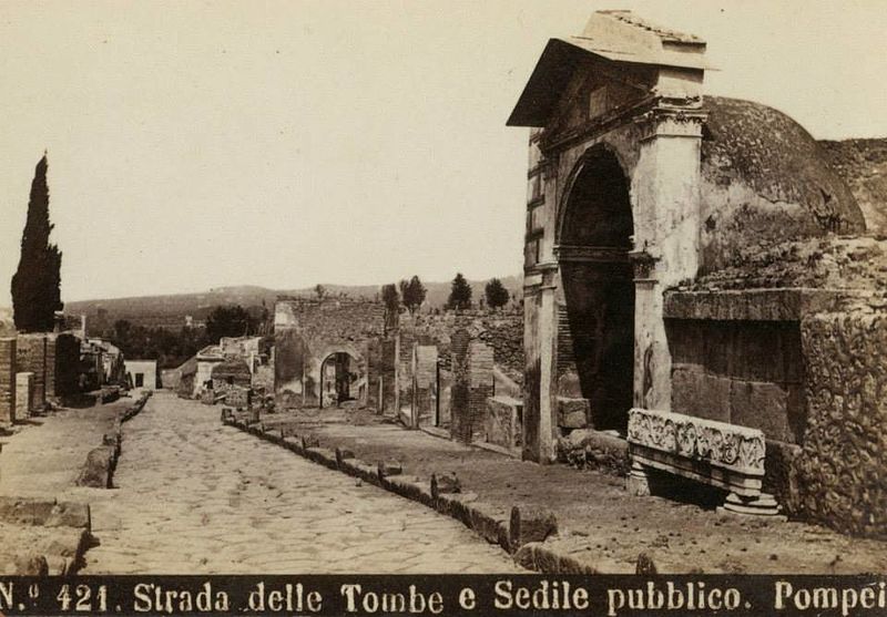 File:Sommer, Giorgio (1834-1914) - n. 421 - Pompei - Strada delle Tombe e Sedile pubblico.jpg