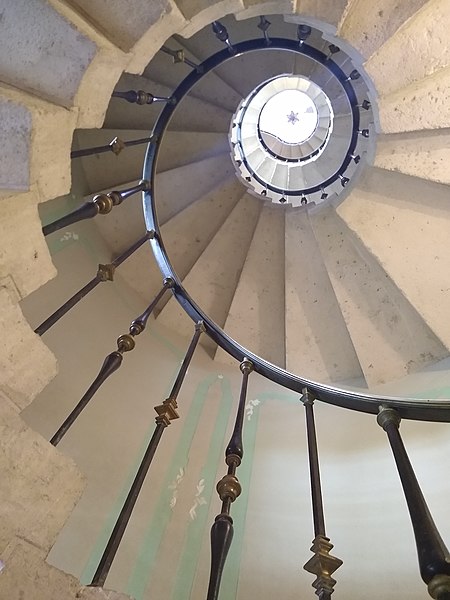 File:Spiral staircase at Vizcaya Museum and Gardens, ground floor looking up.jpg