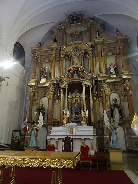 File:StaClara altar Lima2018.jpg