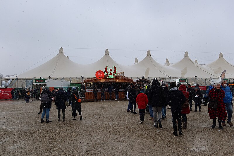 File:Stand Bar mit Ox-Grill grün beleuchtet auf dem Wintertollwood Festival 2022-12-10.jpg