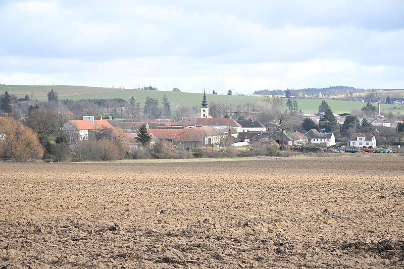 File:Stará-Říše-pohled-z-pole-západně-od-obce2018.jpg