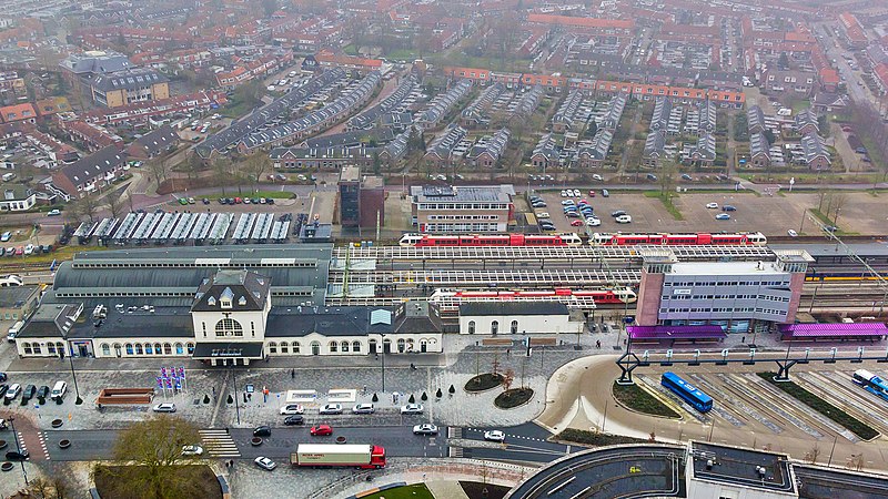 File:Station Leeuwarden, Stationsweg-8250.jpg