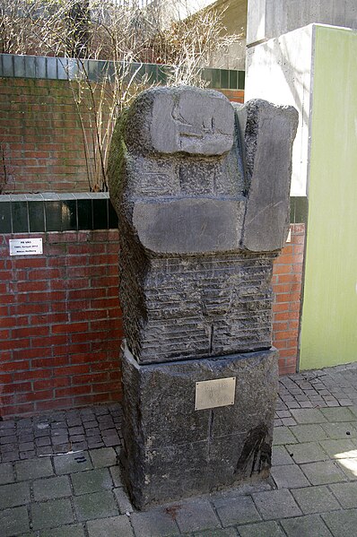 File:Statue Brolyftaren Malmö Sweden.JPG