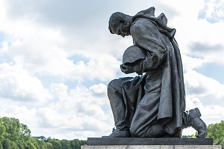 Spomenik Sovjetskom vojniku u Treptov parku u Berlinu