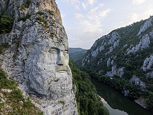 Statuia Chipul lui Decebal - Cazanele Dunării, România.jpg