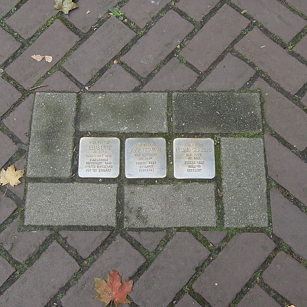 File:Stolpersteine Stadthagen Marktstraße 3.jpg