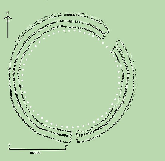 Die zwei mal 28 (also 56) Aubrey-Löcher (weiße Kreise) im neolithischen Steinkreis von Stonehenge.