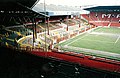 La tribune Stretford End d'Old Trafford en 1992, avant les travaux du rapport Taylor.