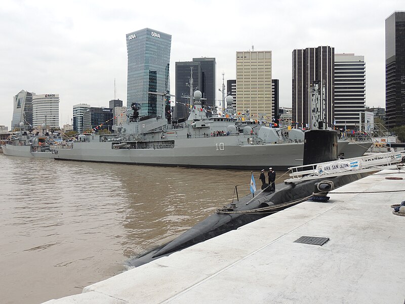 File:Submarino ARA San Juan y destructores ARA Almirante Brown y ARA Sarandi (34635806486).jpg