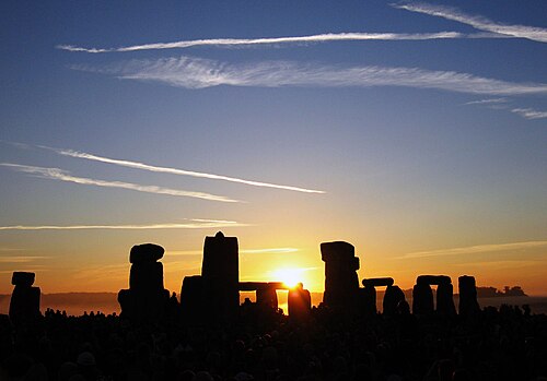 Summer Solstice Sunrise over Stonehenge 2005.jpg