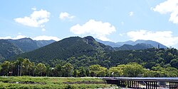 城跡のある生子山（中央手前）