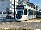 Une rame de tramway U 52600 à la station "Evry-Courcouronnes - Centre Ville - Université" de la ligne 12 Express du tramway d'Île-de-France