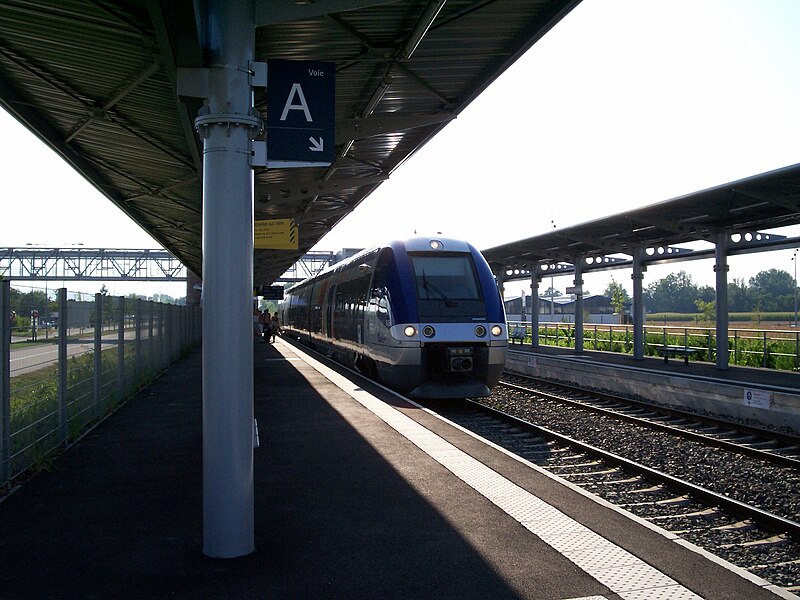 File:TERAlsace LigneStDié Entzheim 3versStrasbourg2.JPG