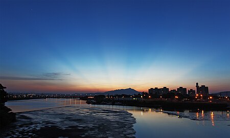 Fail:Taipei_crepuscular_rays_臺北雲隙光_2018.jpg