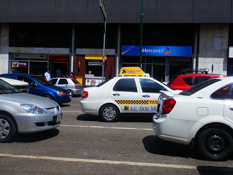 File:Taxi en Caracas frente al banco Mercantil.jpg