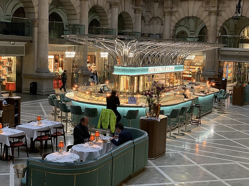 File:The Courtyard at The Royal Exchange London.jpg