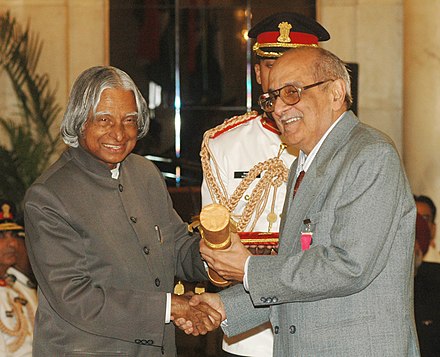 The President, Dr. A.P.J. Abdul Kalam presenting Padma Vibhushan to Shri Fali Sam Nariman, at an Investiture Ceremony at Rashtrapati Bhavan in New Delhi on March 23, 2007.jpg