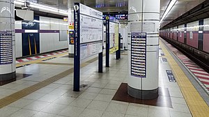 TokyoMetro-Z10-Suitengumae-station-platform-20190324-181647.jpg