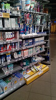Thumbnail for File:Toothbrushes and toothpastes at the Jumbo, Oude Pekela (2019) 01.jpg