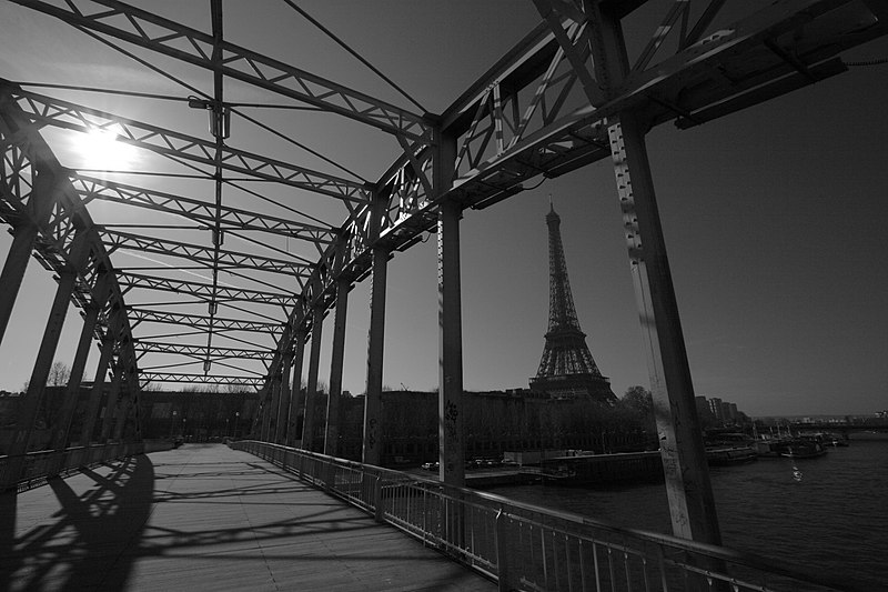 File:Tour Eiffel vue à travers la Passerelle Debilly.jpg