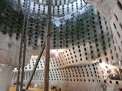 Intérieur du pigeonnier troglodytique de Tourtenay.