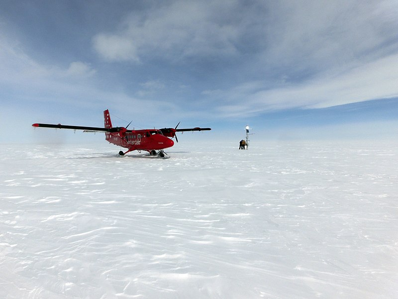 File:Twin Otter near a weather station on Greenland ice sheet.jpg