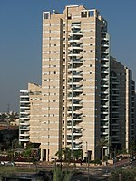 בניין מגורים בגבעת שמואל עם מרפסות מדורגות המושלמות על ידי "קורת דמה" ויוצרות חזית מסודרת יותר