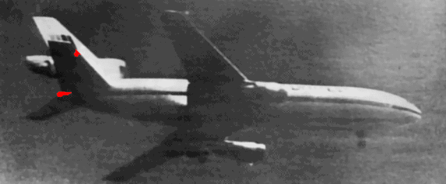 着陸直前に撮影された事故機の写真（赤色で示された部分が損傷個所）