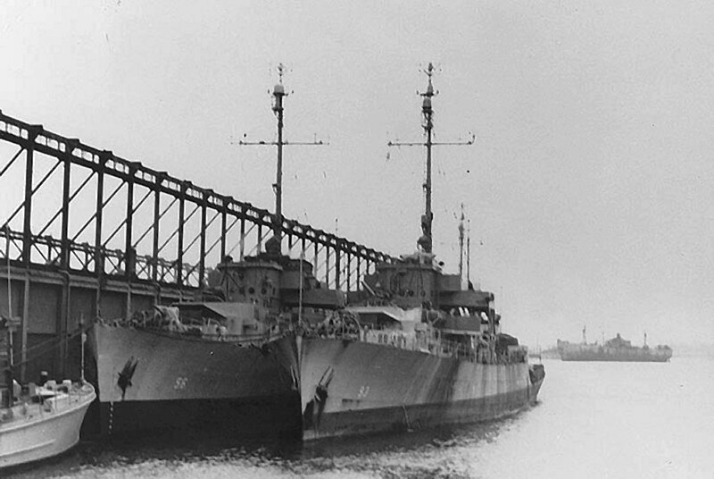File:USS Covington (PF-56) and USS Lorain (PF-93) docked at New York City (USA) on 11 May 1946 (NH 79870).jpg