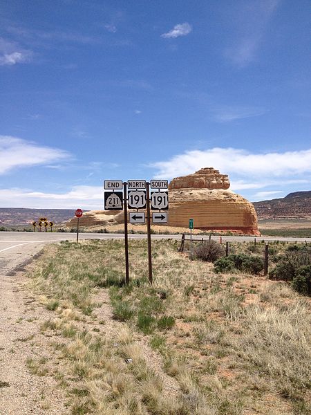 File:US 191 & Utah Route 211 Markers.jpg