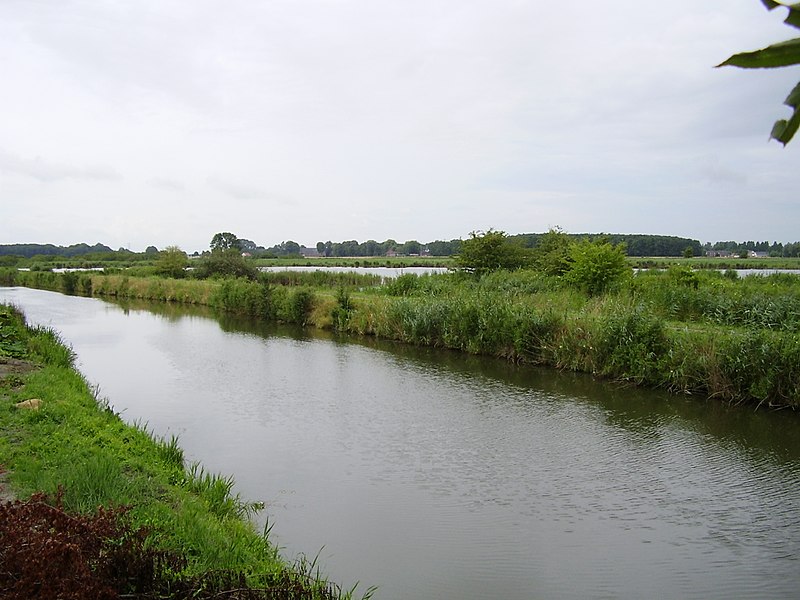 File:Uitzicht vanaf de Leeuwenborg over Termunsterzijldiep, fietspad en naastliggend natuurgebied - panoramio.jpg