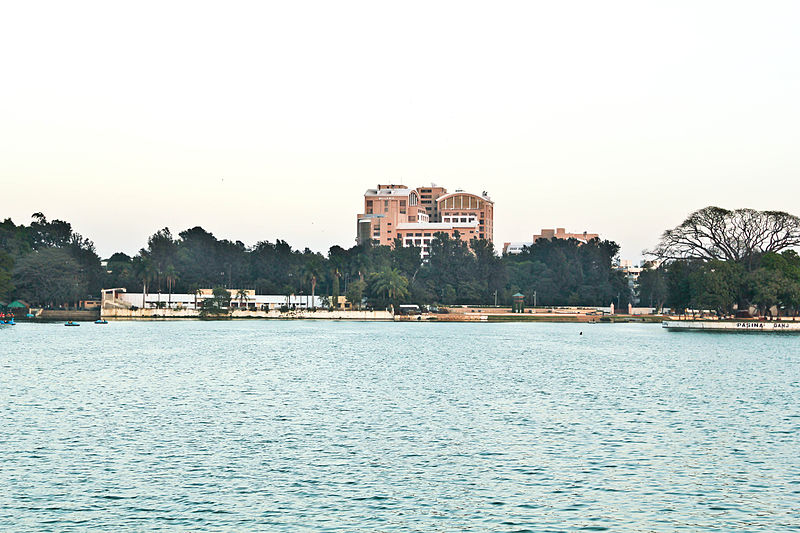 File:Ulsoor lake (5392929820).jpg