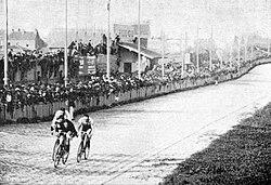 Une_finale_du_championnat_de_France_de_cyclisme_sur_piste%2C_en_1895.jpg