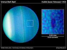Zoom sur une photo d'Uranus montrant une tache sombre.