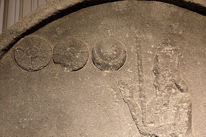 Die Darstellung des aschgrauen Mondlichts am Kopf einer babylonischen Stele im Archäologischen Museum Şanlıurfa in der Türkei aus dem sechsten vorchristlichen Jahrhundert mit dem letzten König des Neubabylonischen Reiches Nabonid aus Harran.