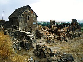 Kuzeybatıdan manastır kalıntıları (soldan sağa Surp Sarkis, Surp Astvatsatsin ve gavit).
