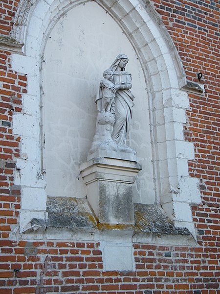 File:Valines, Somme, Fr, Vierge sur le chevet de l'église.jpg