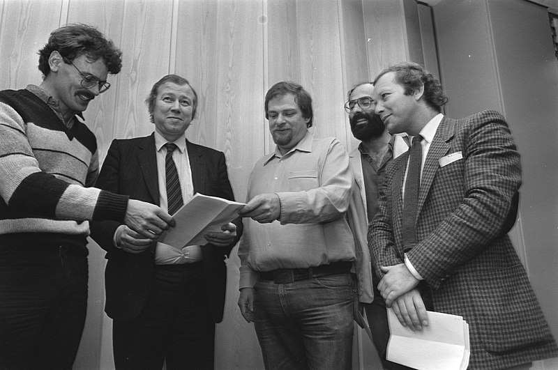 File:Van links naar rechts wethouder Duivesteijn (PvdA, Den Haag), minister Van Dam (, Bestanddeelnr 931-8001.jpg