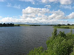 Vista del Vazuza derramado desde el puente cerca del pueblo de Khlepen