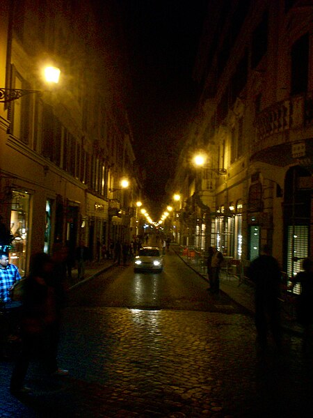 File:Via Condotti bij nacht.jpg