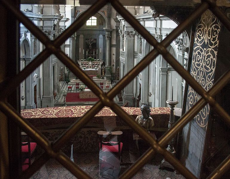 File:View from the Vasari Corridor into the Church of Santa Felicita, 2016-05-06-2.jpg