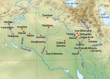 Cartes de localisation de Kalkhu/Nimroud et des principaux sites assyriens (haut) et des différentes phases d'expansion de l'empire néo-assyrien (bas).