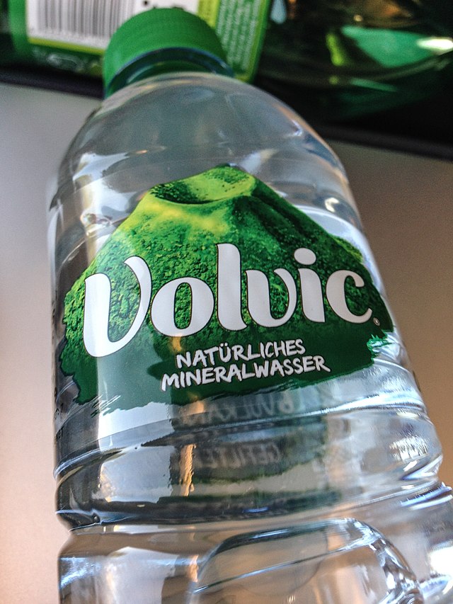 https://upload.wikimedia.org/wikipedia/commons/thumb/5/52/Volvic_Nat%C3%BCrliches_Mineralwasser_%2816805913963%29.jpg/640px-Volvic_Nat%C3%BCrliches_Mineralwasser_%2816805913963%29.jpg