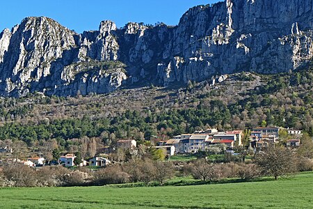 Vue sur le village de Séranon depuis la route Napoléon.JPG