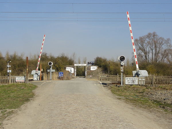 The level crossing, the day of the 2013 Paris–Roubaix