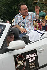 Thumbnail for File:Warwick Davis in car.jpg